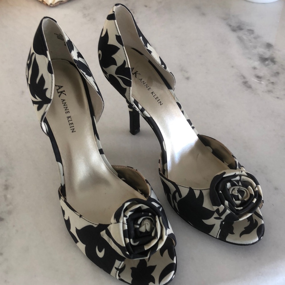 Size 9. Anne Klein shoes